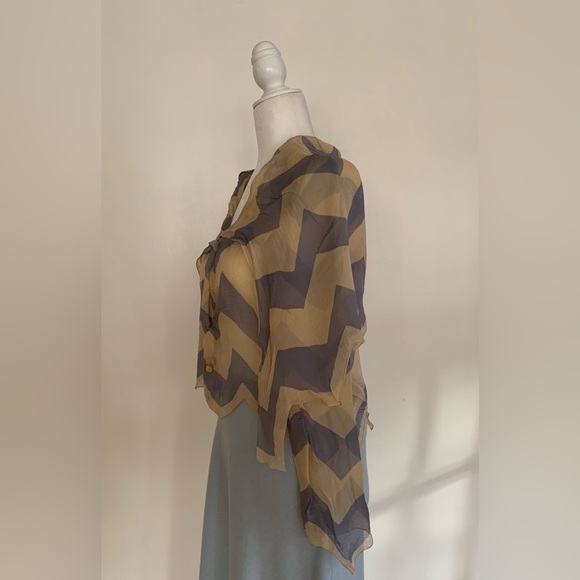 CHANEL
chevron print silk cape style blouse size M
Made in France - Picture 8 of 16